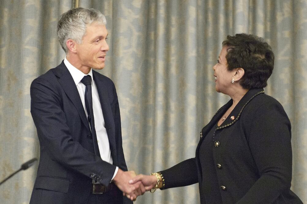 La fiscal general de EU, Loretta Lynch, y el fiscal general suizo, Michael Lauber, ofrecieron una conferencia (ANTHONY ANEX. EFE)