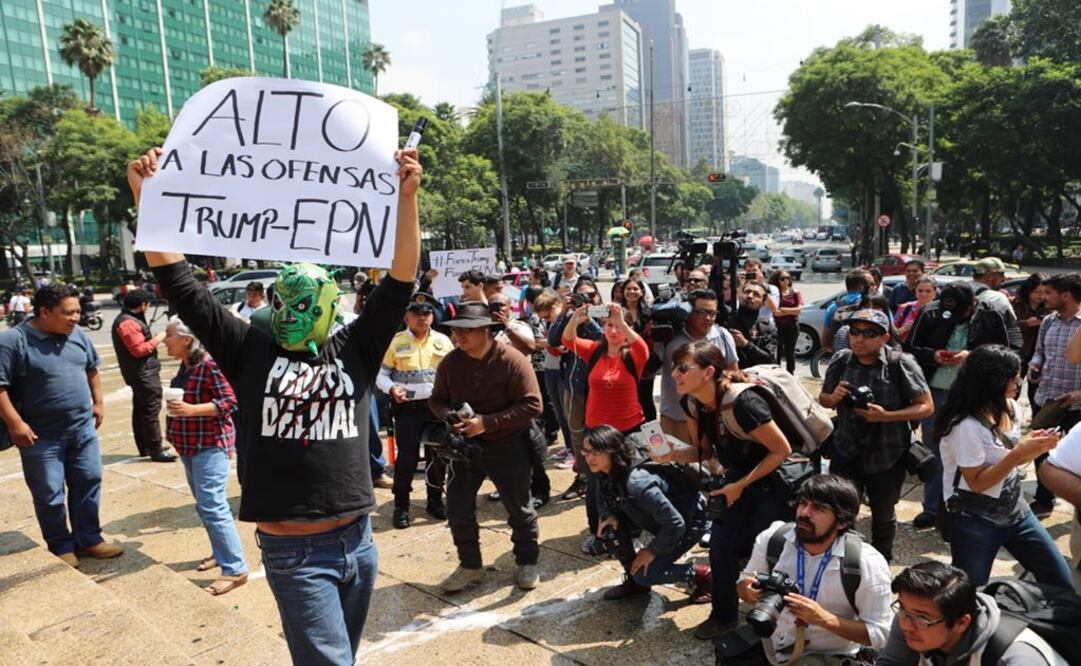 Un grupo de personas llegó al Ángel de la Independencia para protestar en contra del candidato republicano Donald Trump. Foto: Lucía Godínez/ EL UNIVERSAL