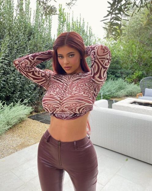Kylie Jenner se vuelve pelirroja y presume su look con mini top