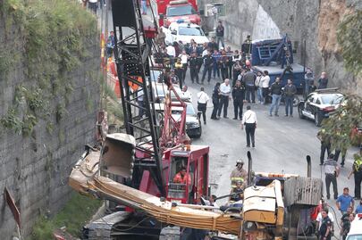 Excavadora cae y mata a dos en Interlomas
