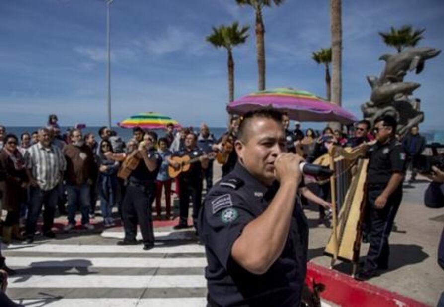 Sorprende Policía Federal con flashmob en playa de Tijuana 