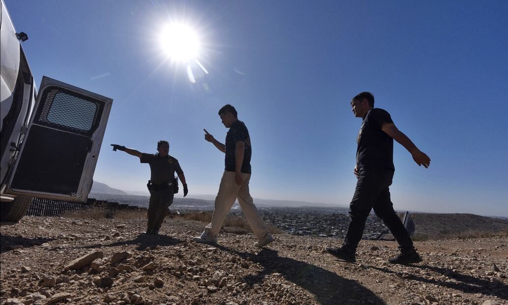 Migrantes son detenidos por la Patrulla Fronteriza tras cruzar el muro, el 23 de enero de 2025, en San Diego, California. Foto: AP