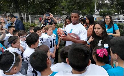 Kenyan Drake convive con niños de labio y paladar hendido en México