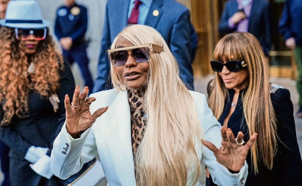 Janice Combs, madre del rapero, salió afectada del tribunal de Manhattan. Fotos: EFE, AP y AFP