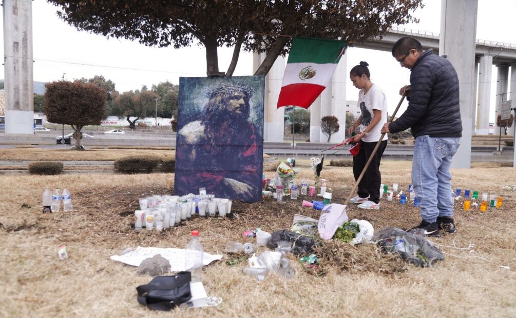 Vecinos y ciudadanos mantienen vivo el memorial a una semana de la tragedia en Iztapalapa. Foto: Carlos Mejía