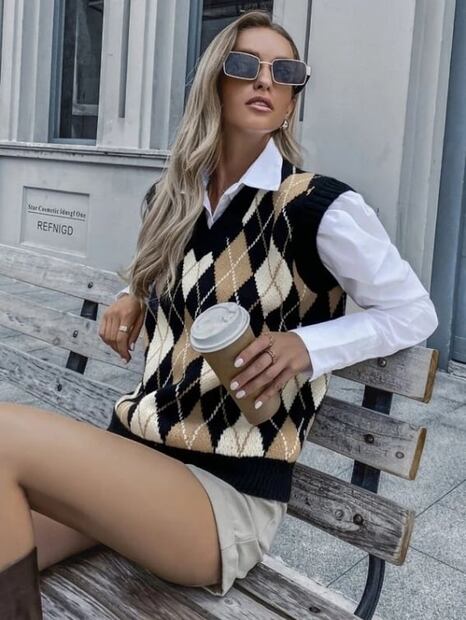 Guía para llevar chalecos con blusas y no fallar en el intento