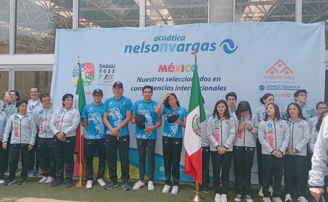 Nadadores mexicanos en abanderamiento