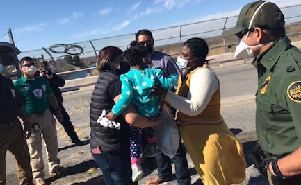 Niña chilena rescatada del "Río Bravo" es entregada a sus padres en Coahuila