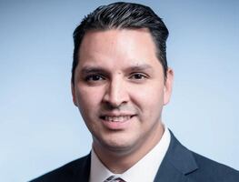 Ministro Arístides Guerrero utiliza IA como herramienta complementaria en la Corte; pide usarla responsablemente