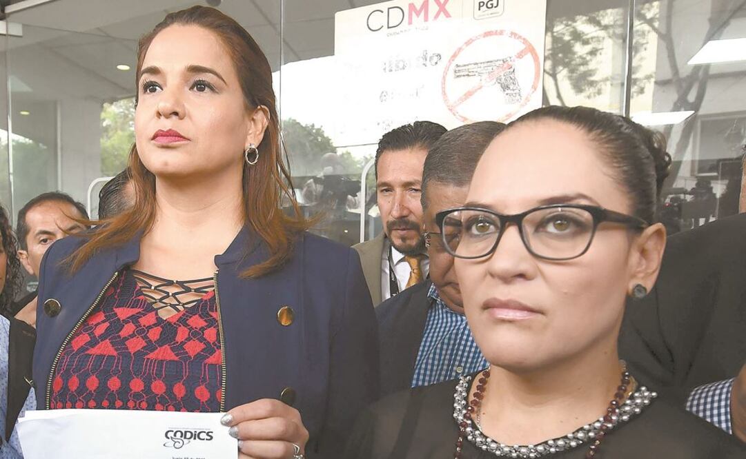 Norelia Hernández (der.), madre de Norberto, y su abogada se quejaron ante medios de comunicación que no han tenido acceso al expediente del caso. Foto: ARMANDO MARTÍNEZ. EL UNIVERSAL