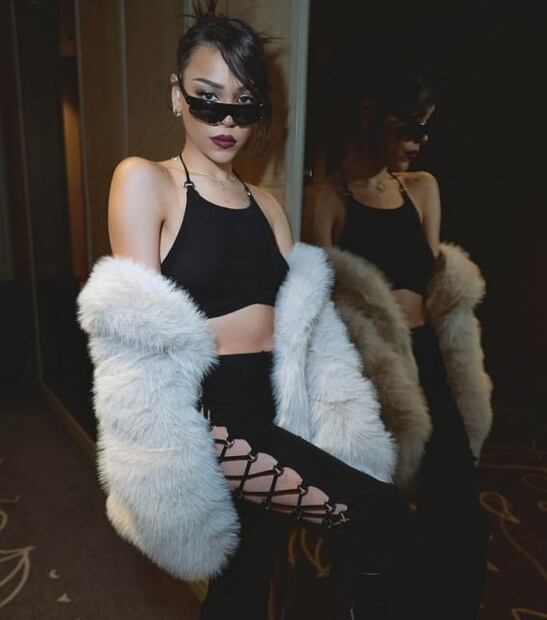 Danna Paola enciende Instagram con look naranja sin ropa interior