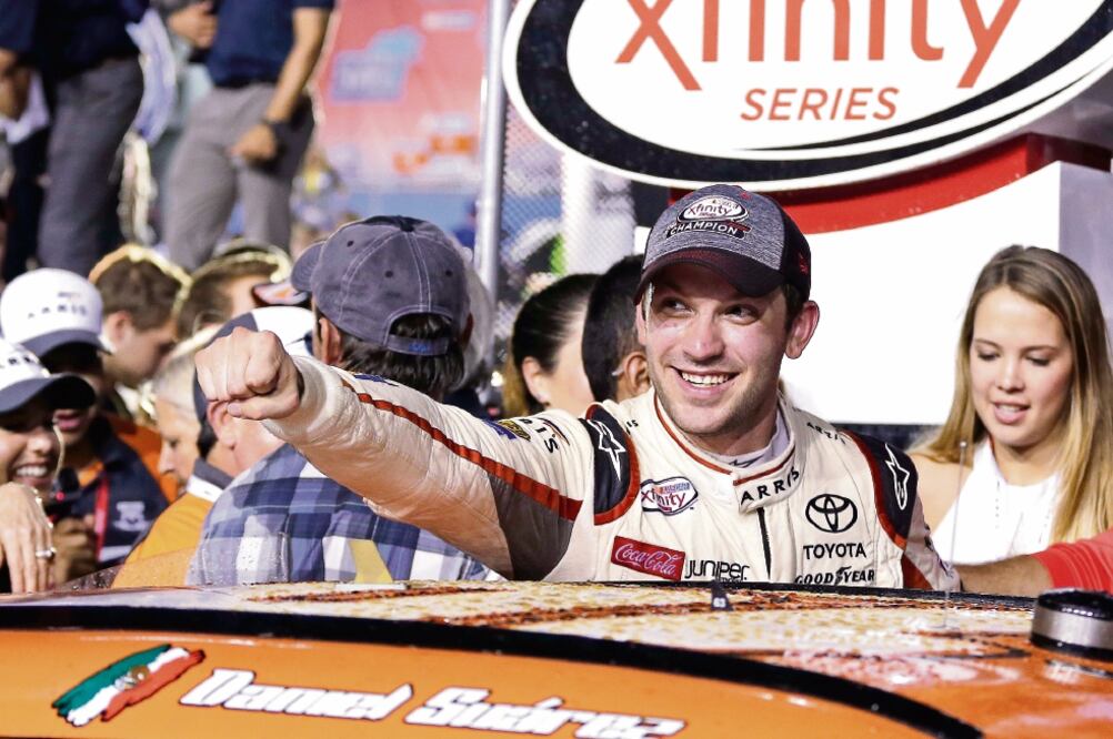 El volante regiomontano es el primer extranjero que logra coronarse en un serial de la NASCAR; pilota para la escudería Gibbs. (FOTO: TERRY RENNA. AP)