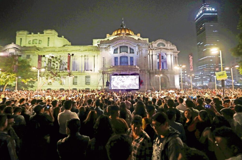 Afuera del palacio, decenas de personas siguieron el evento en pantallas. Foto: VALENTE ROSAS. EL UNIVERSAL