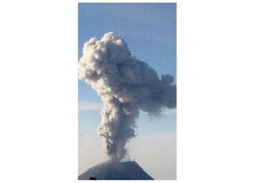 Volcán de Colima emite fumarola de 1.5 kilómetros con ceniza