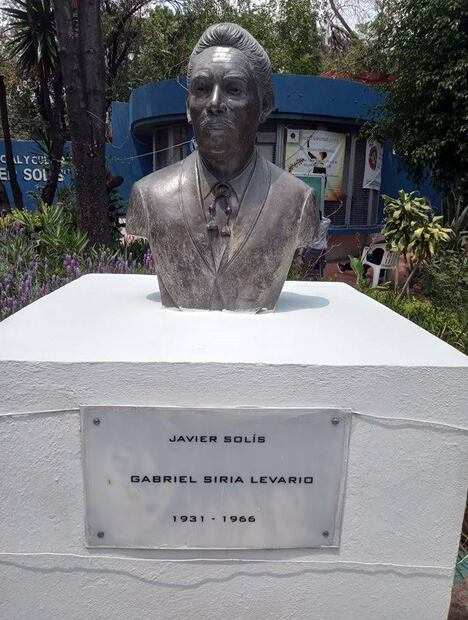 Este busto en honor de Javier Solís se encuentra en medio de la alameda de Tacubaya, sobre Avenida Revolución, frente a la parroquia de la Candelaria, en la placa se aprecia tanto su nombre artístico como el de pila; atrás, un centro cultural y social también lleva el nombre del artista. Foto: Gilberto Martínez Rodríguez/Cortesía.