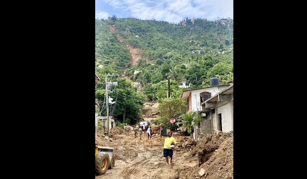 Deslave se tragó sus casas por las intensas lluvias que dejó “John” en Acapulco. Foto: Valente Rosas/EL UNIVERSAL