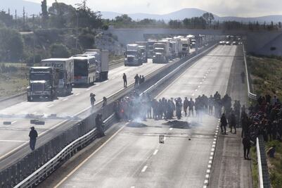 Habitantes de Palmarito bloquean la México-Puebla por operativo contra huachicol