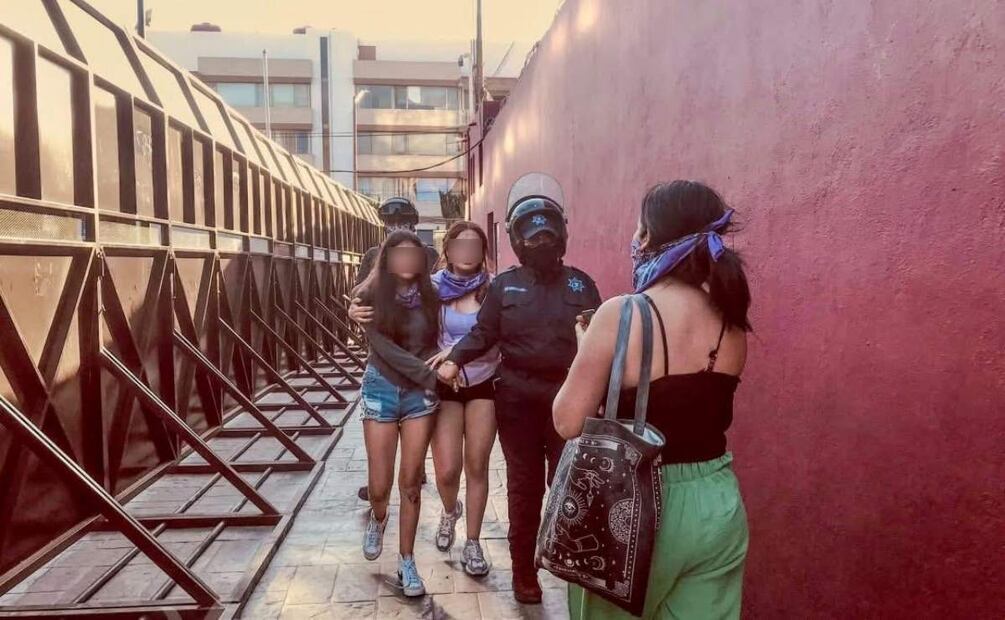 Un par de hermanas acusaron que fueron golpeadas durante la marcha del 8M en Hidalgo (11/03/2025). Foto: Especial