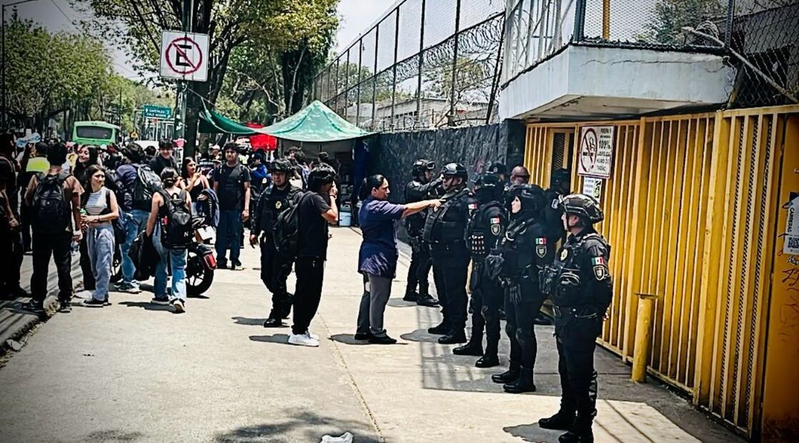 Evacuación de alumnos de la Preparatoria 5 por detonaciones de petardos. Foto: Especial
