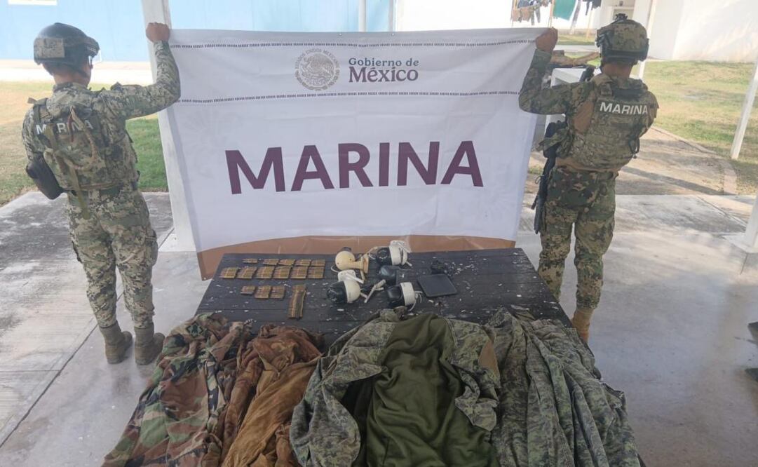La Marina Armada aseguró 136 cartuchos de diferentes calibres, cinco cámaras parasitas de videograbación y 12 uniformes tácticos apócrifos, en la comunidad de Huizontla, municipio de Chinicuila, en Michoacán. Foto: Especial