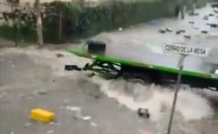 Tras intensa lluvia, captan en video a personas arrastradas por corriente en Tlalnepantla