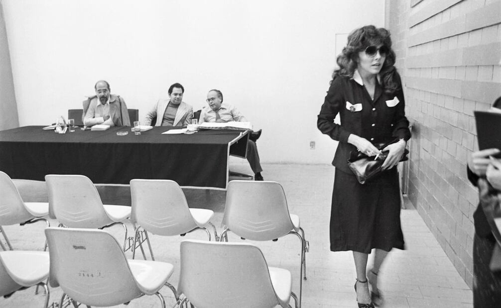La conductora y actriz, Verónica Castro, sale preocupada de su examen profesional en la Facultad de Ciencias Políticas y Sociales de la UNAM, en 1979, refugiando su expresión entre sus gruesos y glamourosos lentes oscuros. Foto: Jorge Soto/Archivo EL UNIVERSAL.
