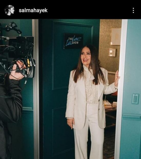 Salma Hayek nos confirma que llevar un traje de terciopelo es la mejor apuesta para el invierno 