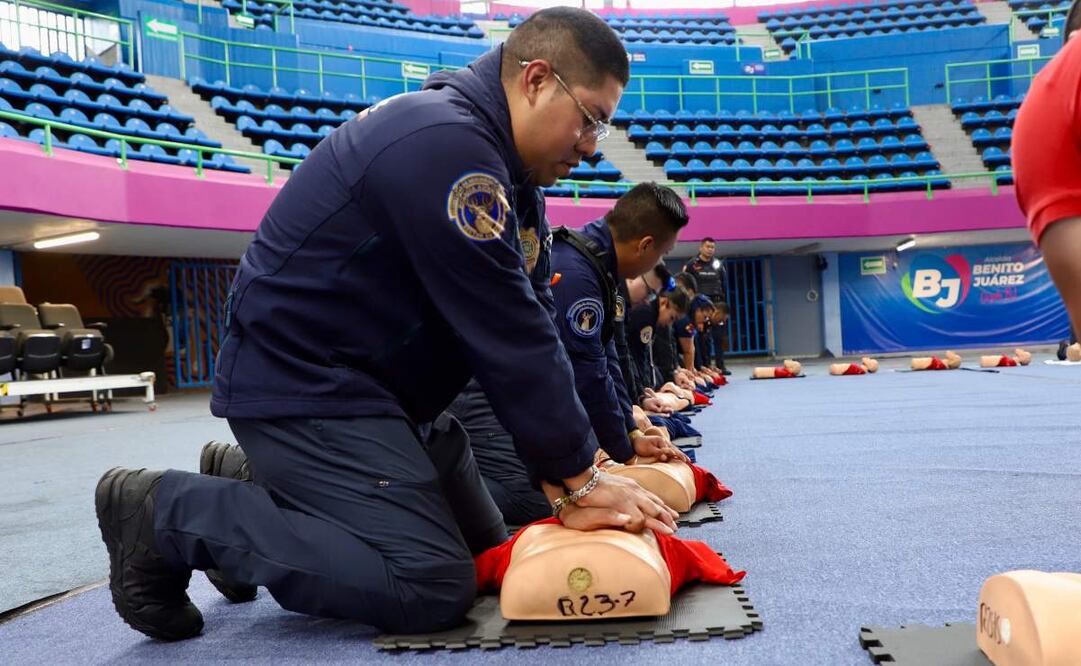 Capacitan a personal de la alcaldía Benito Juárez en primeros auxilios.
Foto: Especial.