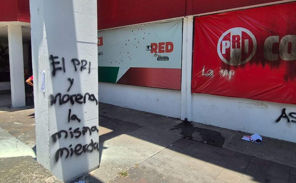 Pintas de los jóvenes anarquistas en oficinas del INE y el PRI en Xalapa, Veracruz (15/05/2025). Foto: Especial