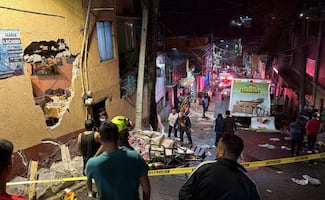 VIDEO Camión de refrescos pierde el control y se estrella contra vivienda en Álvaro Obregón; dos adultos mayores resultan lesionados