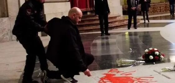 Por pinta a la tumba de Franco, piden un año de prisión para el escultor Eduardo Tenreiro