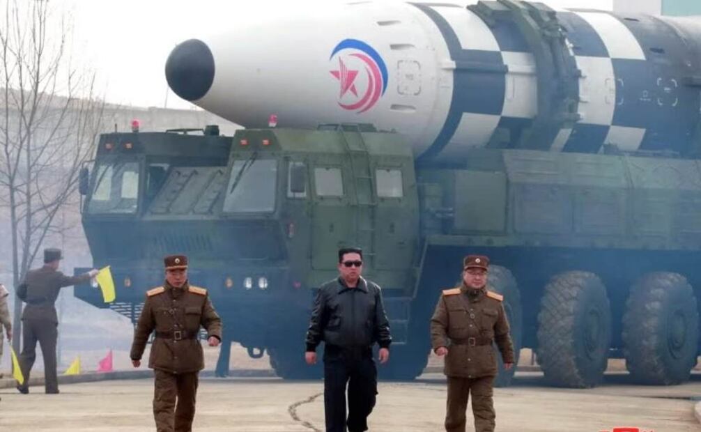 Corea del norte con un misil. Foto: @BRICSinfo