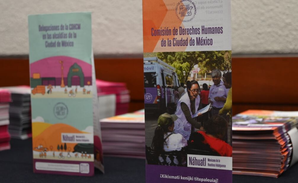 Los folletos -traducidos en Mixteco, Tsotsil este alto, Tsotsil centro, Zoque, Náhuatl, Mixe, Tseltal Occidente- orientan sobre los servicios que ofrece este Organismo.. (16/10/2024). Foto: Especiales