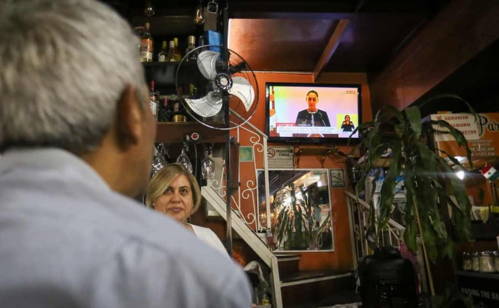 Personas viendo el primer Informe de la presidenta Claudia Sheinbaum. Foto: Luis Camacho / EL UNIVERSAL.