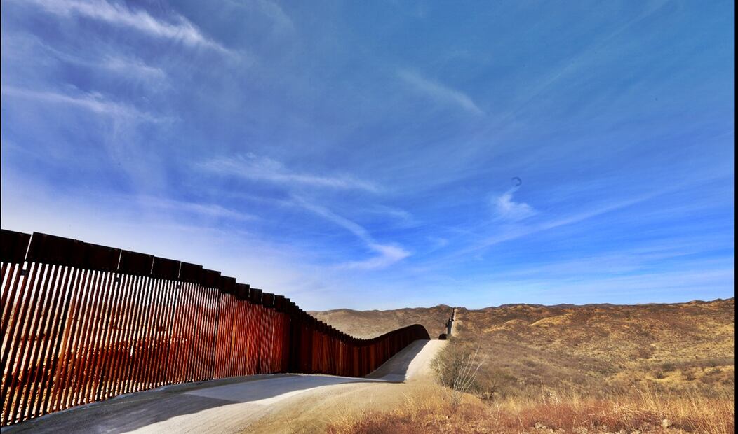 Migrantes se entregan a oficiales de la Border Patrol en Sásabe, Arizona, el 22 de enero de 2025. Foto: Valente Rosas/EL UNIVERSAL