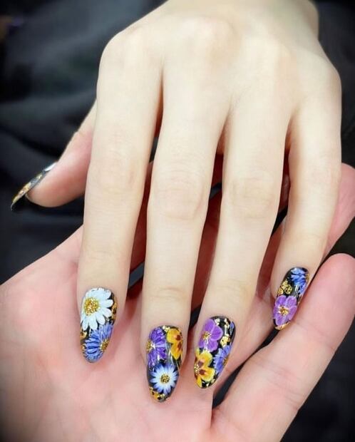 7 diseños de uñas con flores para recibir la primavera