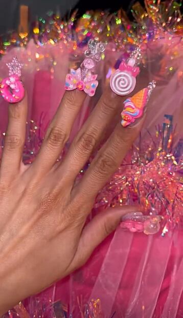 Novia de Luisito Comunica se convierte en la reina de corazones