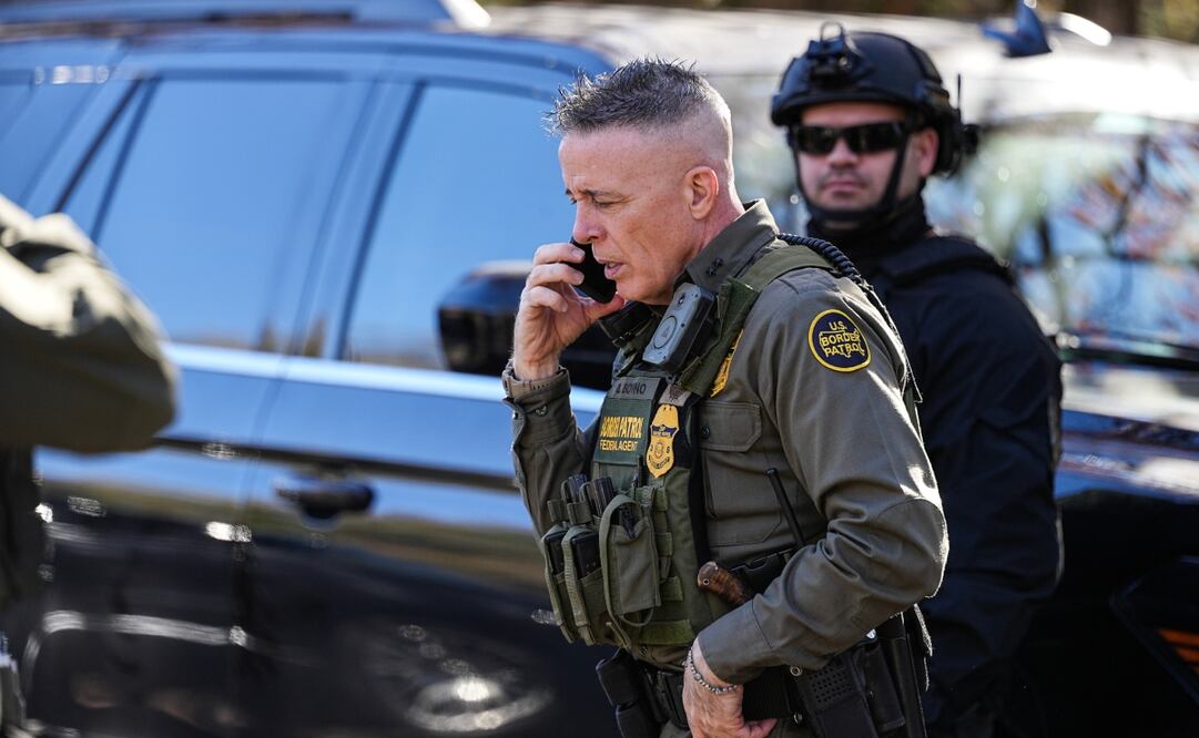 El comandante de la Patrulla Fronteriza, Gregory Bovino, habla por teléfono en Charlotte, Carolina del Norte. Foto: AP