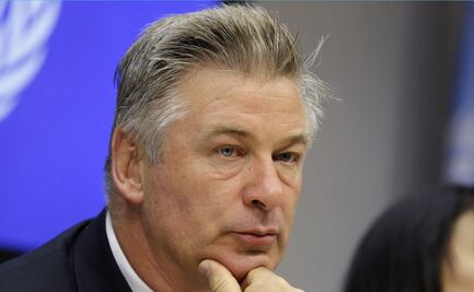 Tras tiroteo fatal, enemigos políticos ridiculizan a Alec Baldwin