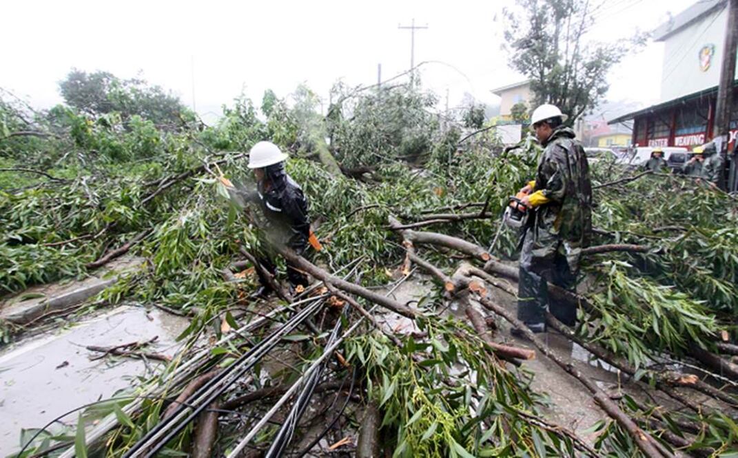 "Goni" dejó a su paso por Filipinas siete muertos, al tiempo que obligó la evacuación de más de 5 mil personas de la isla de Luzón (REUTERS)