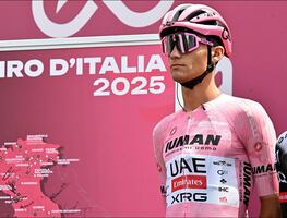 El ciclista mexicano Isaac Del Toro reafirma su liderato en el Giro de Italia; amplía se ventaja a pesar de la accidentada etapa 14