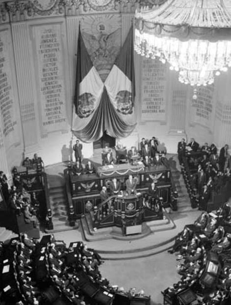Quinto informe de gobierno de López Mateos, en el entonces recinto legislativo de Palacio Nacional, 1963. Según consideró Guillermo Tardiff, escritor y colaborador de EL UNIVERSAL, en su columna Policromías del 30 de mayo del 63, las diputaciones de partido dieron voz a sectores ignorados por las mayorías, a fin de representar “el espíritu poliforme y polifacético de nuestro pueblo”. Foto: Mediateca INAH.
