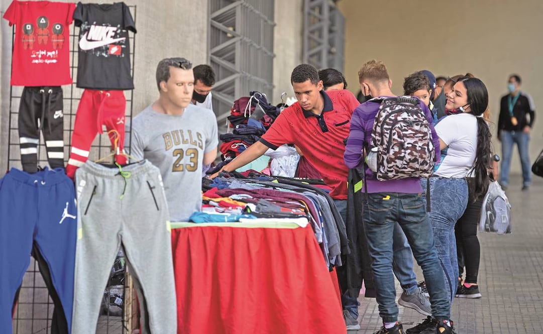 Un vendedor, en Caracas. El bono de Navidad se ha quedado en una cantidad de dinero insignificante en la nación. Foto: Rayner Peña R./ EFE.