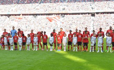 Jugadores del Bayern entran al campo con niños refugiados