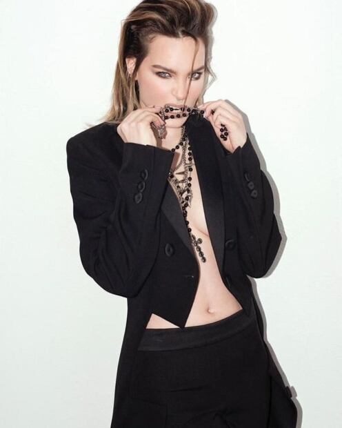 Belinda eleva la tendencia “braless” con un elegante frac