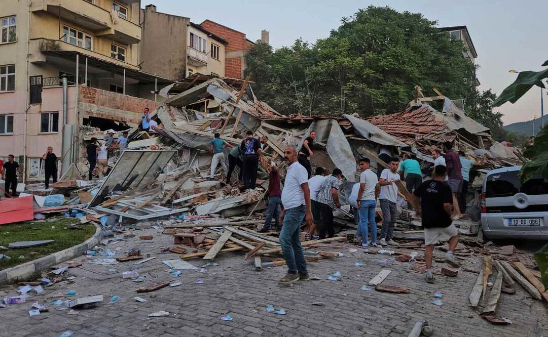 Personas retiran los escombros de un edificio derrumbado tras un terremoto en Sindirgi, noroeste de Turquía, el domingo 10 de agosto de 2025. Foto: AP