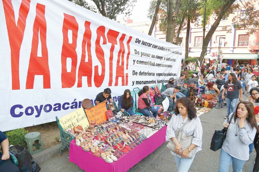 Artesanos acusan que las autoridades les cobran derecho de piso, que lucran con las calles y plazas públicas sin garantizar seguridad a los visitantes ni cuidar los monumentos históricos (AGUSTÍN SALINAS. EL UNIVERSAL)