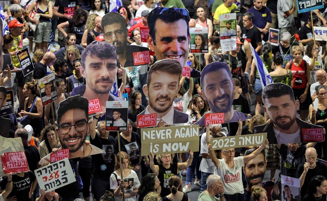 Los manifestantes se reúnen durante una protesta antigubernamental para pedir acciones para asegurar la liberación de los rehenes israelíes mantenidos cautivos en la Franja de Gaza por militantes palestinos desde los ataques del 7 de octubre de 2023, frente a la sede del Ministerio de Defensa de Israel en Tel Aviv el 2 de agosto de 2025. Foto: AFP/Archivo