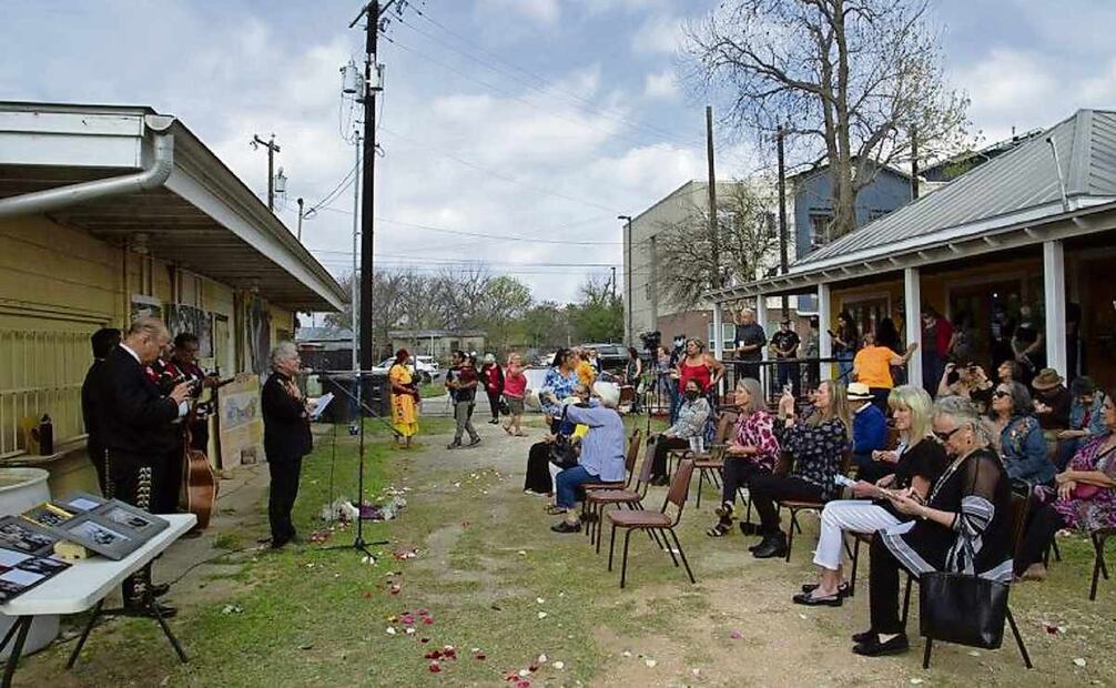 Martín y Rosa viven en el barrio de West Side, en San Antonio, Texas, lleno de murales, y donde la gente se reúne a convivir. Foto: Especial