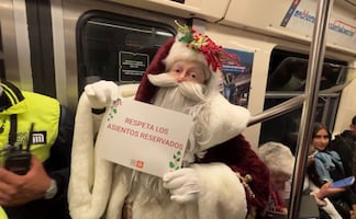 ¡Santa Claus llega a la CDMX! Así fue su viaje por la línea 2 del Metro 